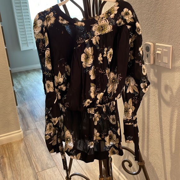 Free people, newest tags, black and white flowered blouse, size extra small - Picture 6 of 8